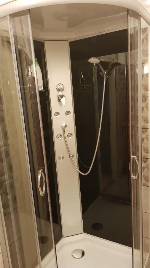 Lia Apartman Kiskunhalas Buitenkant foto