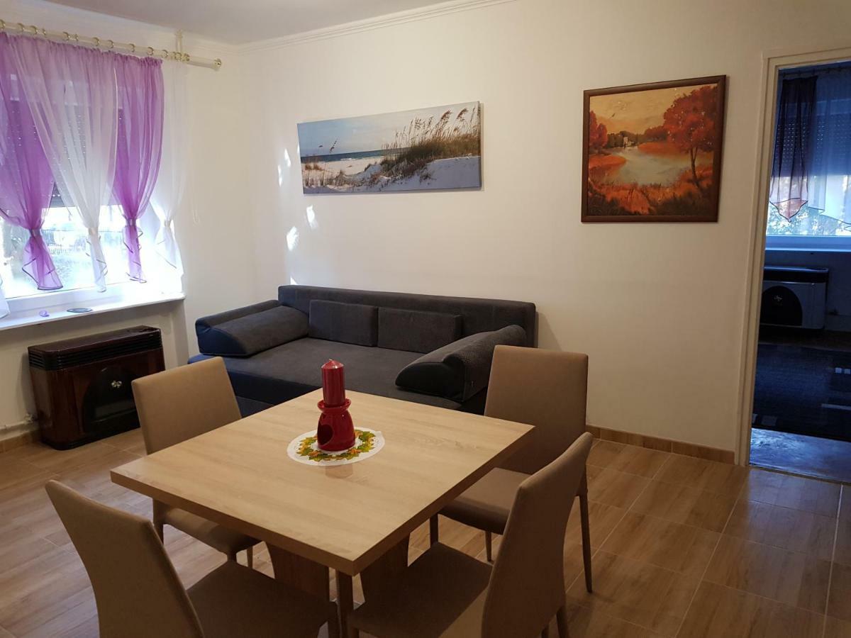 Lia Apartman Kiskunhalas Buitenkant foto